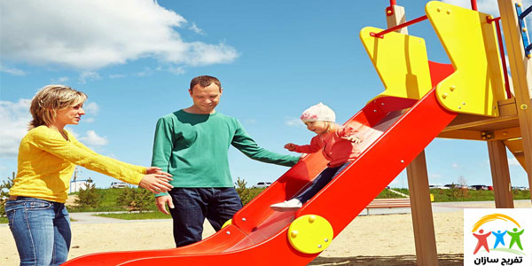 مراقبت از کودک حین سرسره بازی کردن